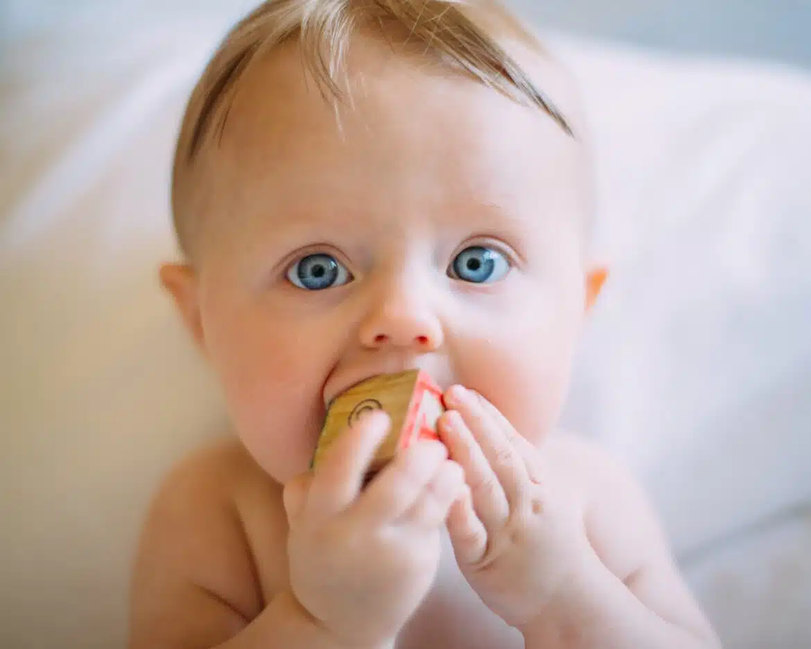 bébé aux yeux bleus